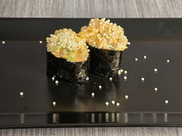 4. Gunkan: Sałatka z łososiem