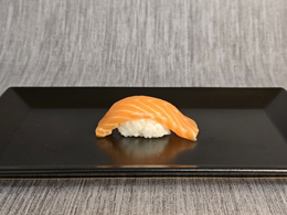 4. Nigiri: Surowy łosoś