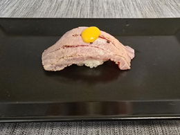 9. Nigiri: Opalany tuńczyk z sosem mango 