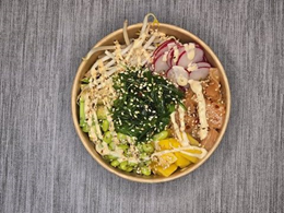 POKE BOWL: Marynowany surowy łosoś